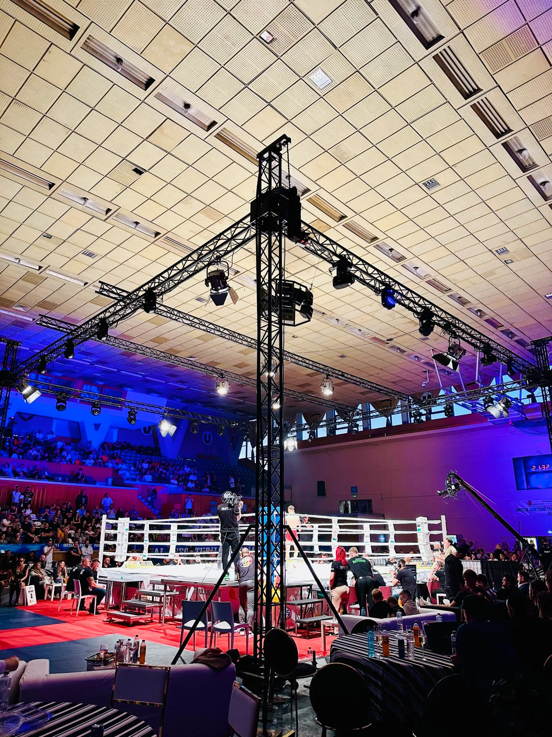 Truss negru și rigging pentru lumini într-o sală de evenimente