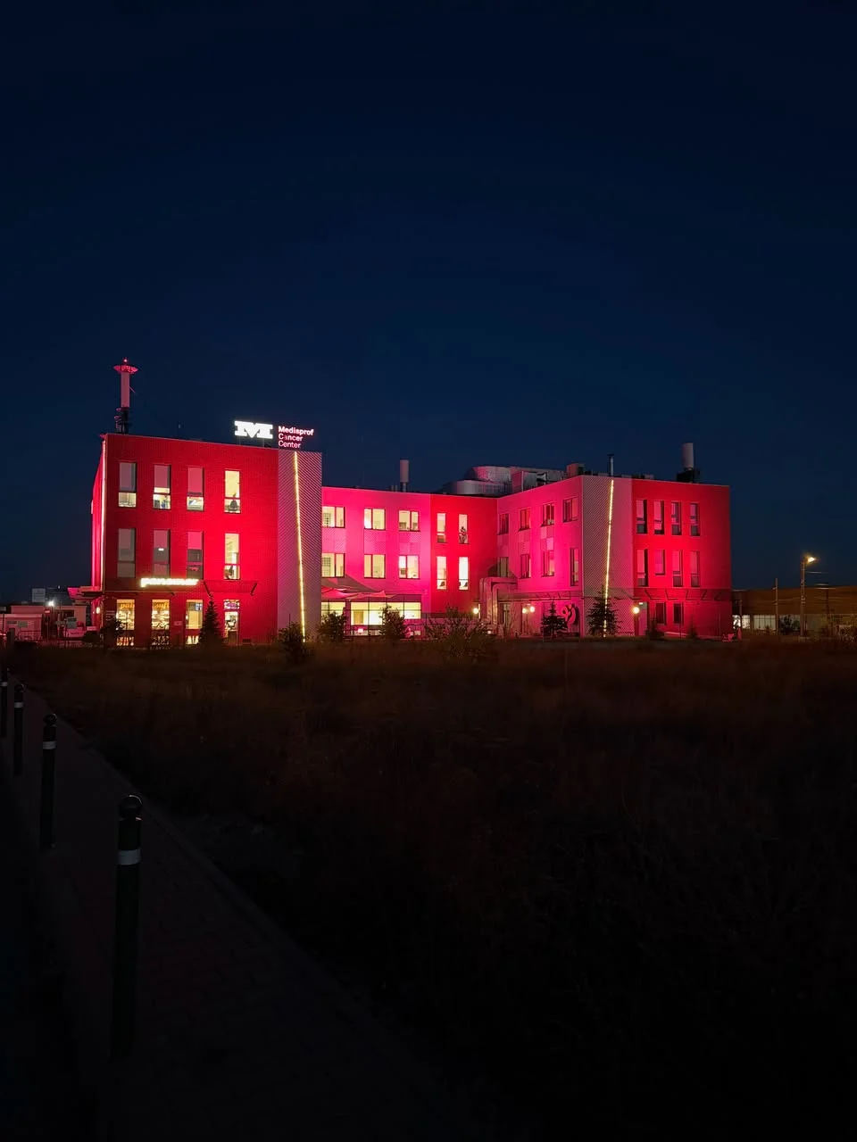 Fațada Medisprof iluminată în roz pentru un eveniment de conștientizare