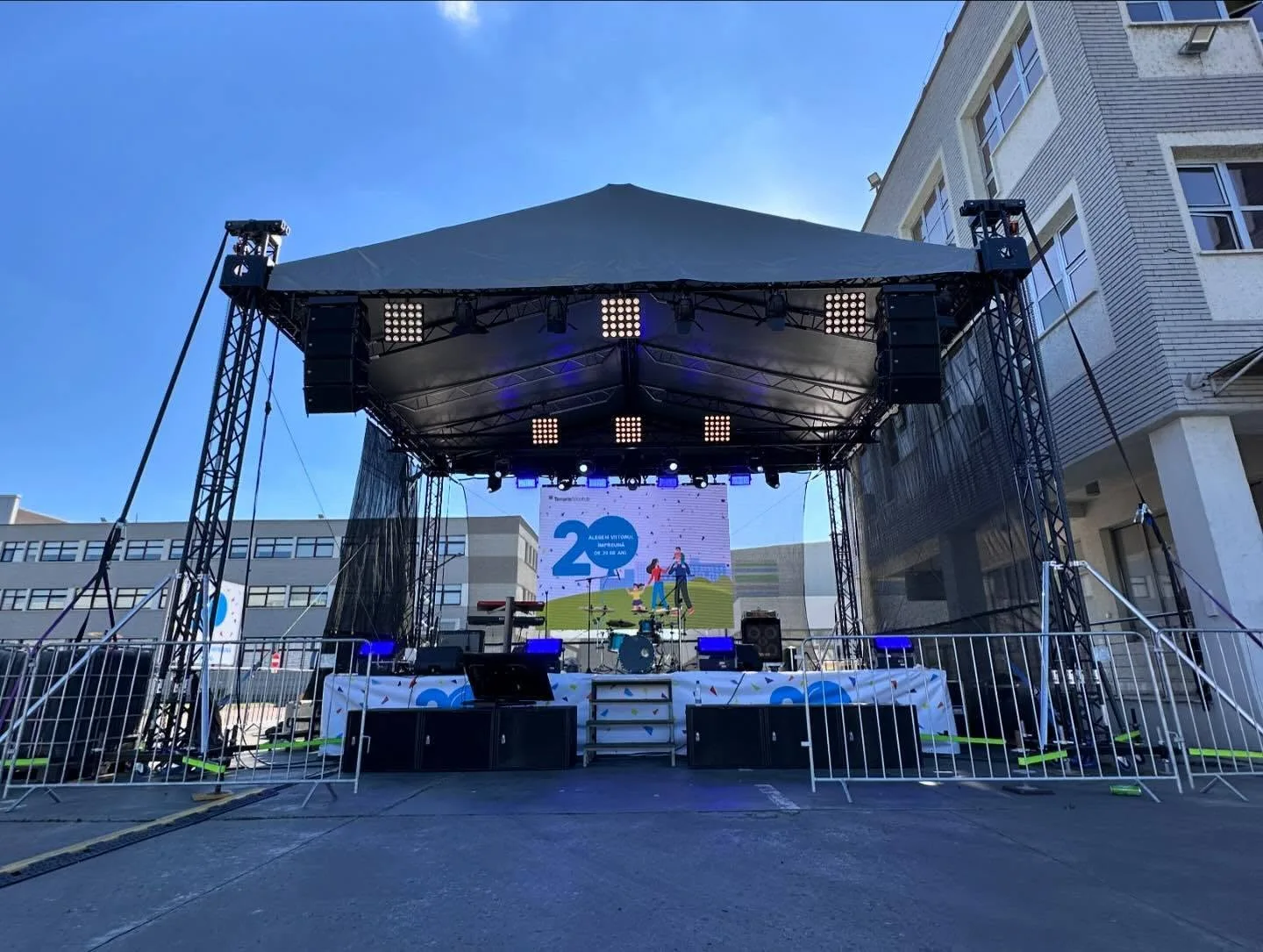Scenă 8×6 m, configurație cu acoperiș negru și podium montat