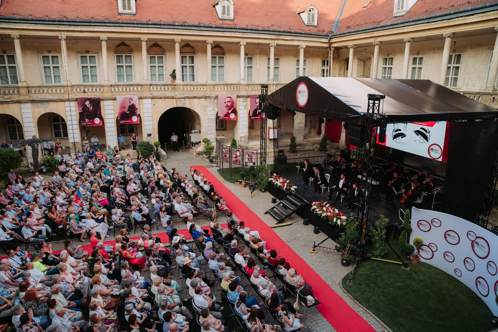 Scenă MStage și public într-o curte istorică